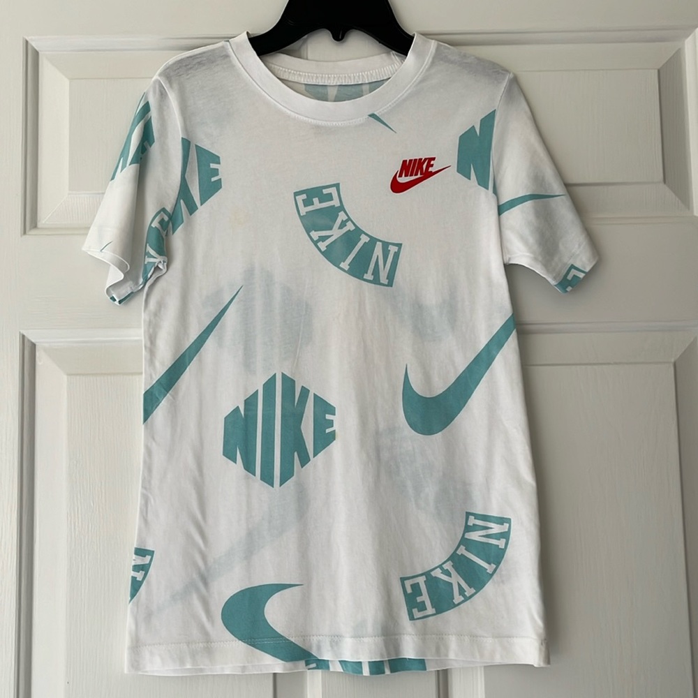 Boys Nike Tee Shirt Size Medium